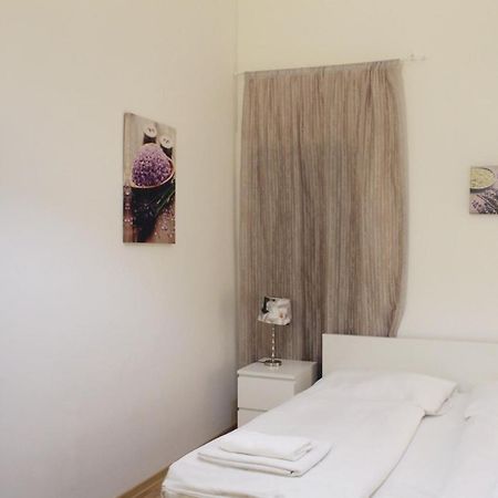 Modern Apartment Ve Smeckach 28 프라하 외부 사진
