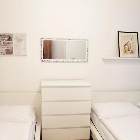 Modern Apartment Ve Smeckach 28 프라하 외부 사진