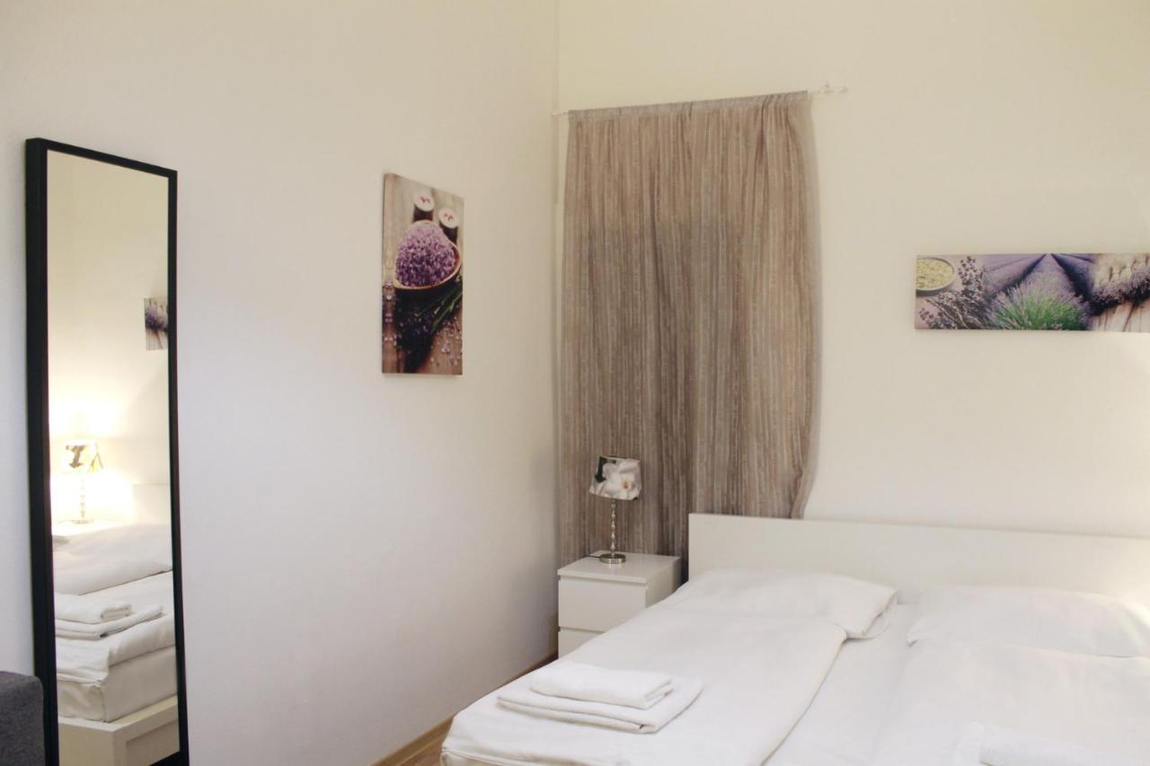 Modern Apartment Ve Smeckach 28 프라하 외부 사진