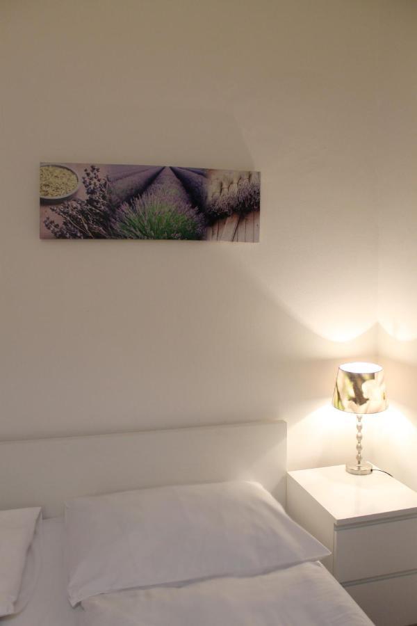 Modern Apartment Ve Smeckach 28 프라하 외부 사진